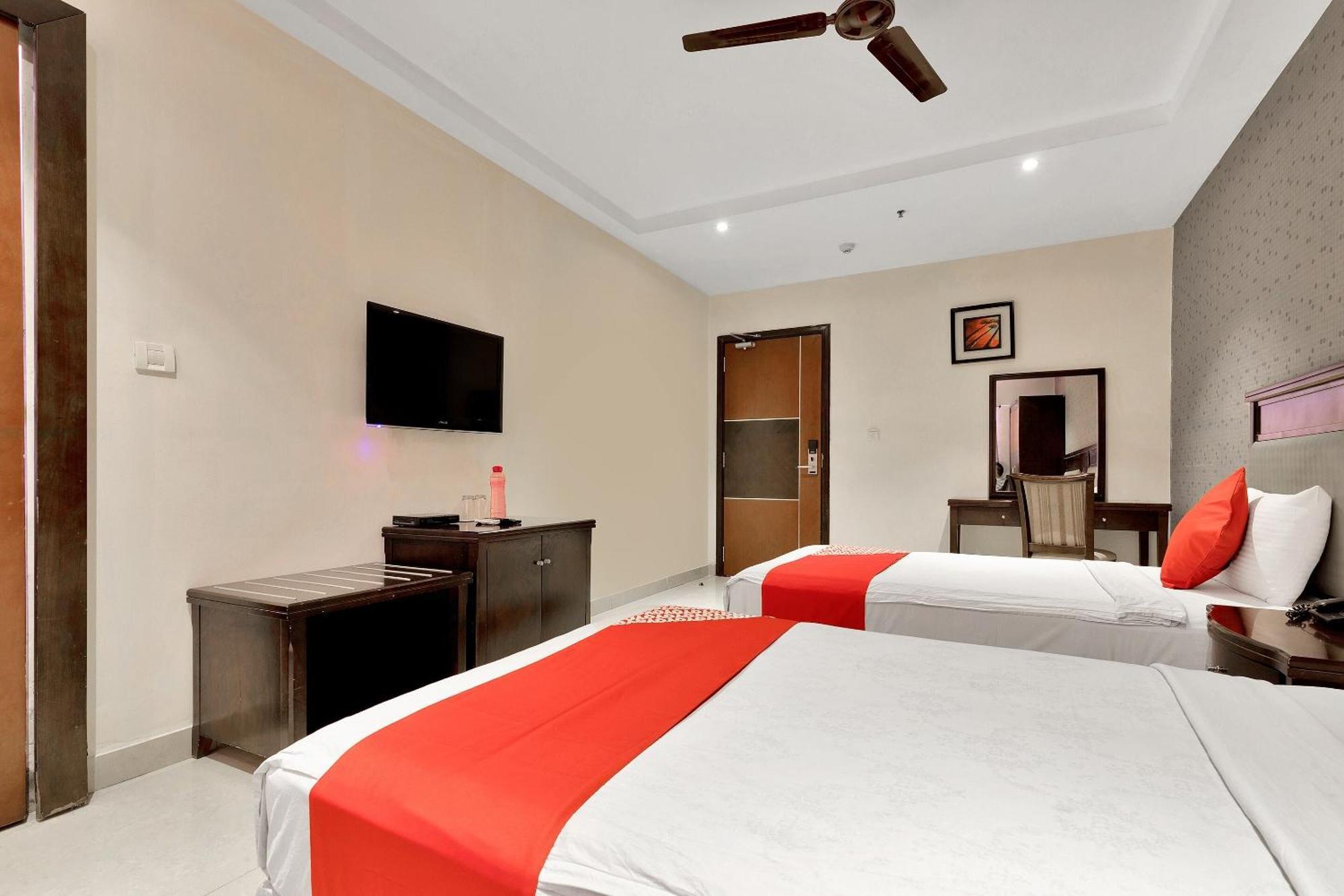 فندق Capital O Rudra Grand Near Kondapur X Road المظهر الخارجي الصورة