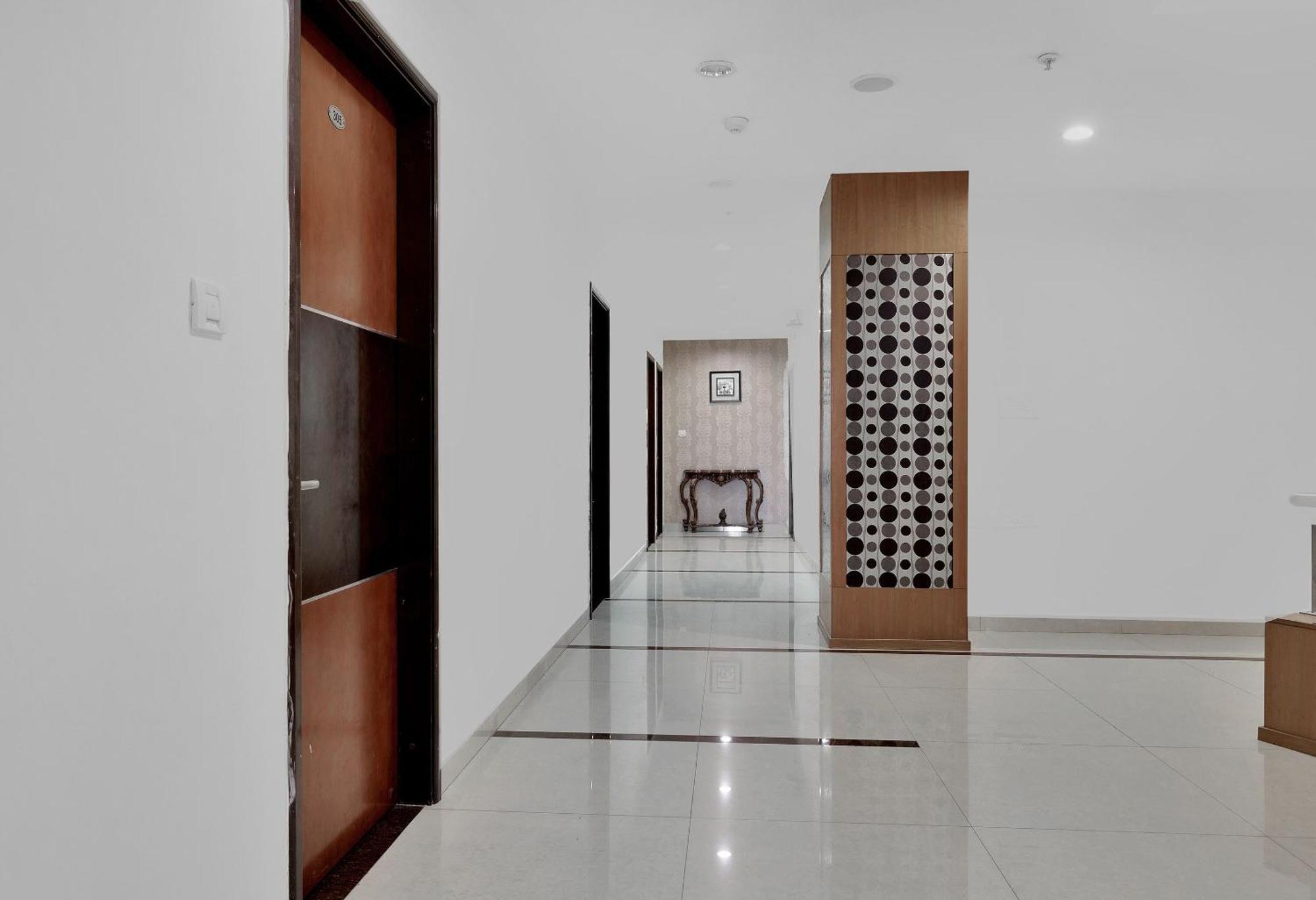 فندق Capital O Rudra Grand Near Kondapur X Road المظهر الخارجي الصورة